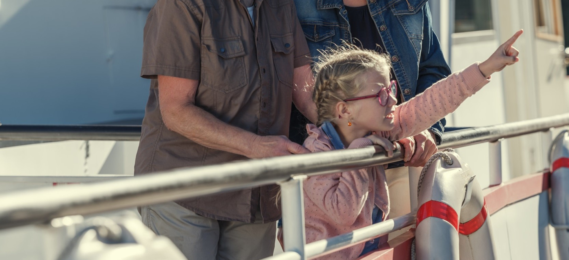 Mutter, Tochter und Grossmutter auf dem Schiff auf dem Brienzersee