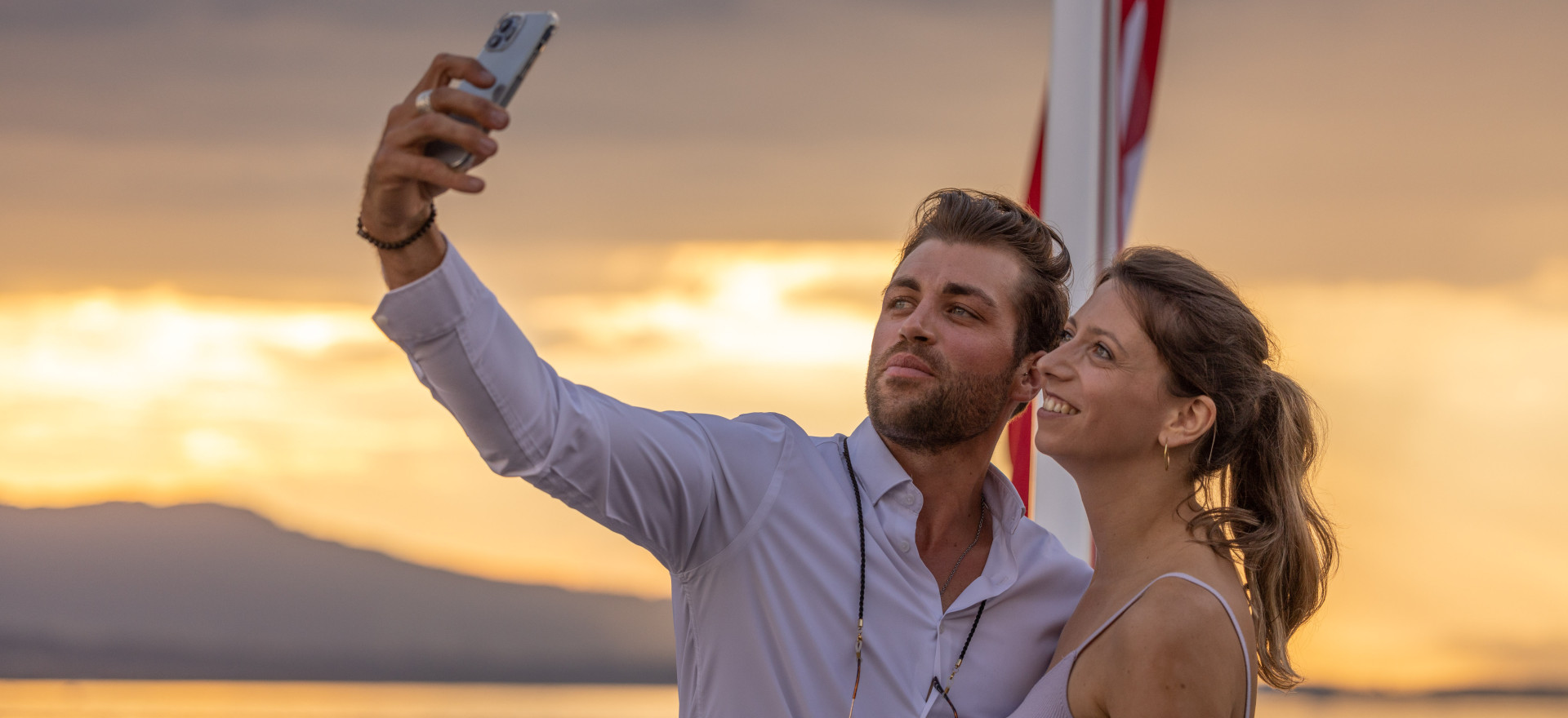 Päärchen beim Fotografieren auf dem Schiff