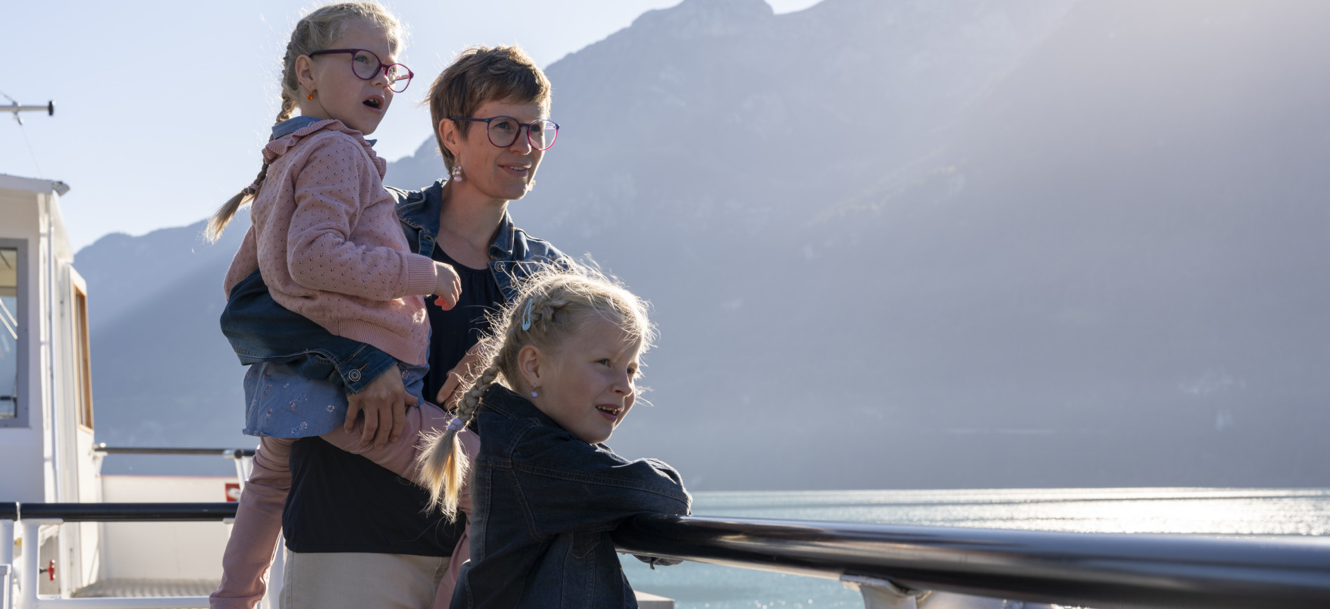 Mutter mit zwei Töchtern auf dem Schiff auf dem Brienzersee