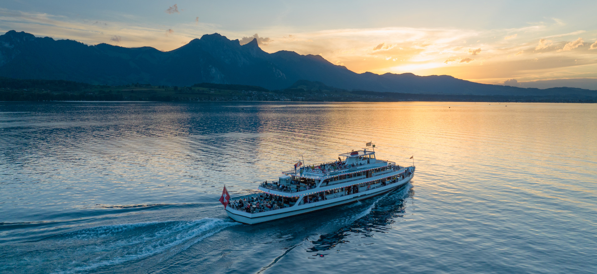 Ein Schiff auf dem Thunersee bei Sonnenuntergang