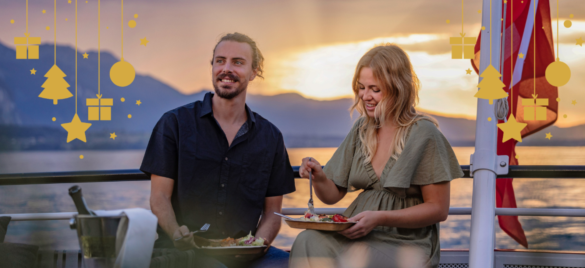 Paar auf dem Schiff beim Abendessen