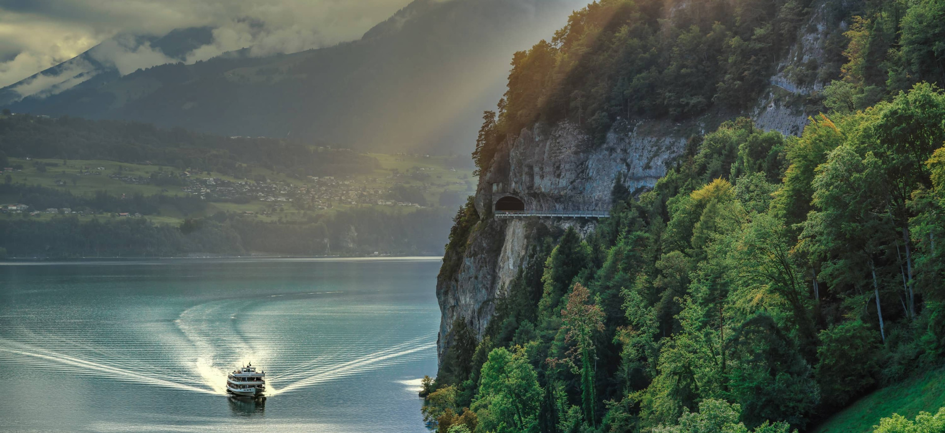 Schiff auf dem Thunersee bei der Beatenbucht
