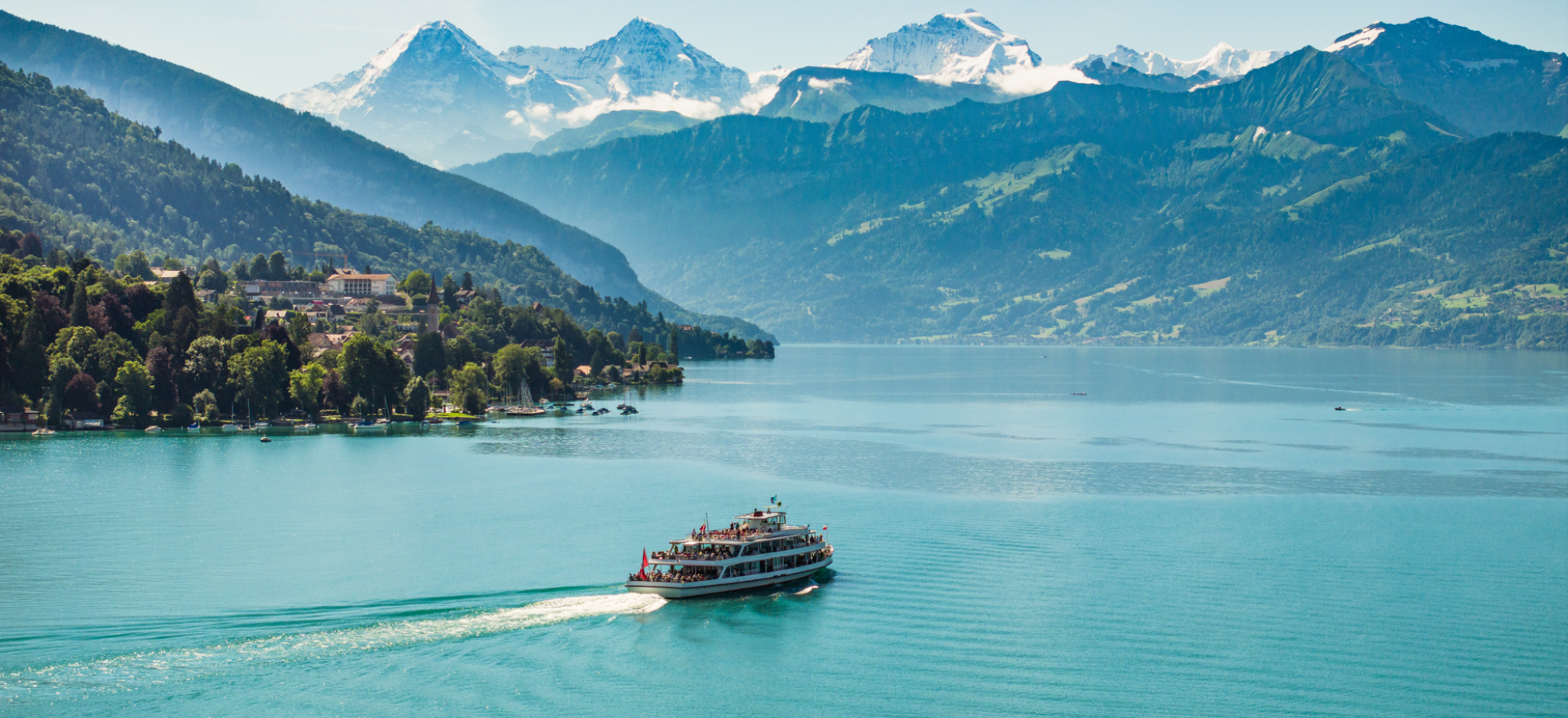 MS Stadt Thun auf dem Thunersee mit Blick auf das Alpenpanorama mit Eiger, Mönch und Jungfrau