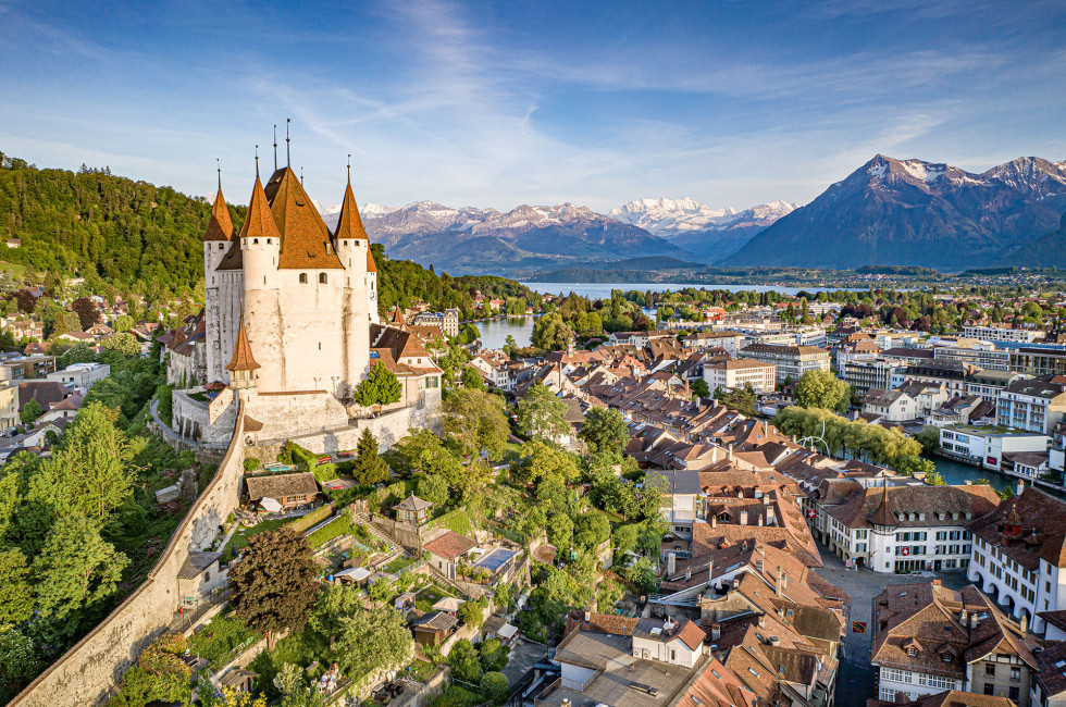 Bild der Stadt Thun mit Sicht auf Schloss Thun, See, Niesen und Bergkette