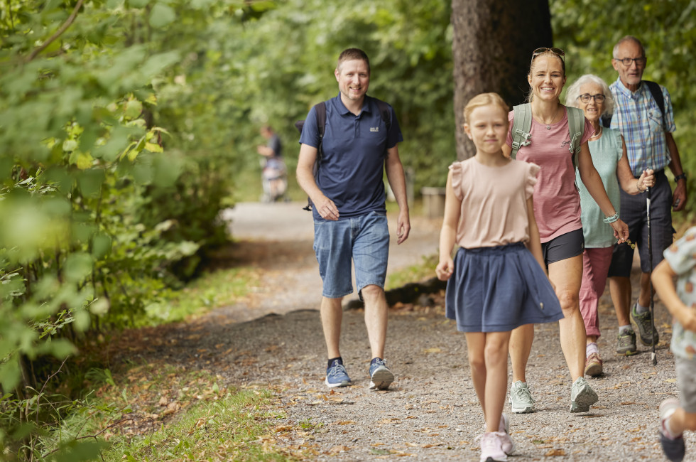 Family auf dem Strandweg Spiez-Faulensee