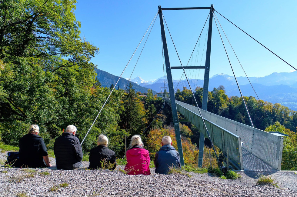 Eine Gruppe Wanderer vor der Panoramabrücke Sigriswil