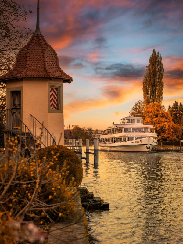 MS Stadt Thun im Schiffskanal neben dem Schadau Park im Herbst