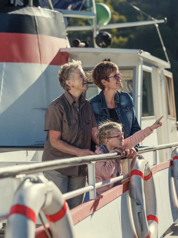 Familie auf dem Schiff auf dem Brienzersee