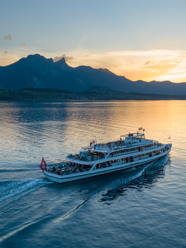 Ein Schiff auf dem Thunersee bei Sonnenuntergang