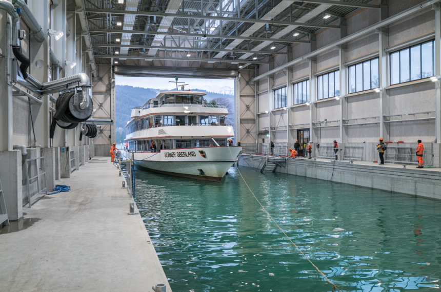 MS Berner Oberland wird aus der Werfthalle ausgewassert.