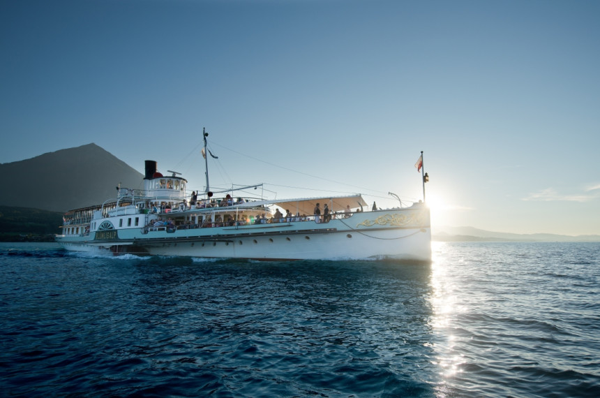 Dampfschiff Blümlisalp vor dem Niesen auf dem Thunersee