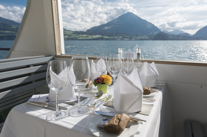 Gedeckter Tisch auf dem Schiff mit Blick auf den Niesen