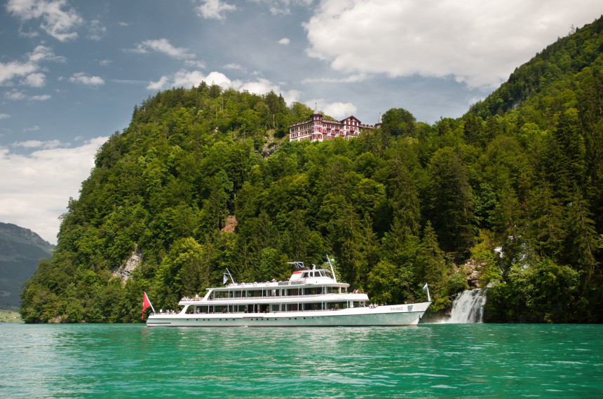 MS Brienz auf dem Brienzersee vor dem Grandhotel Giessbach