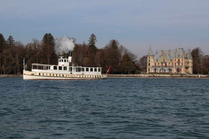 Dampfschiff Spiez auf dem Thunersee mit Schloss Schadau rechts davon