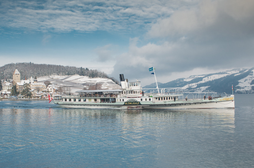 Bild des Dampfschiffs Blümlisalp auf dem Thunersee im Winter