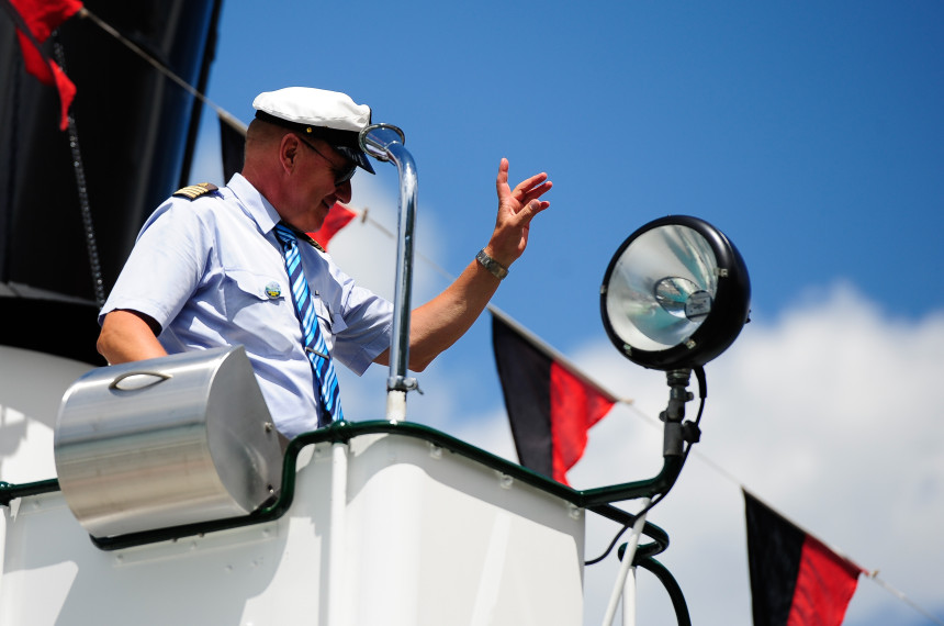 Dampfschiff Kapitän Beat Hodel auf dem Dampfschiff Blümlisalp