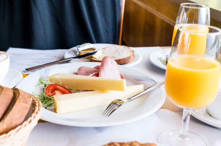 Bild eines Captains Frühstücks auf dem Schiff