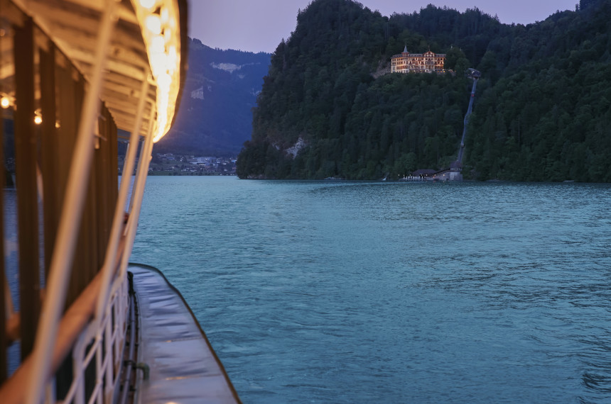 Abendrundfahrt auf dem DS Lötschberg, Grand Hotel Giessbach im Hintergrund