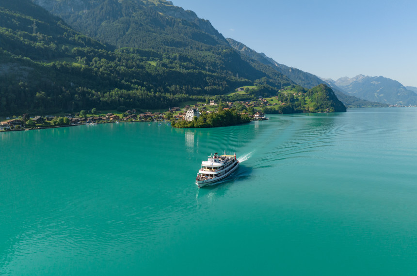 MS Brienz auf Brienzersee im Hintergrund Iseltwald