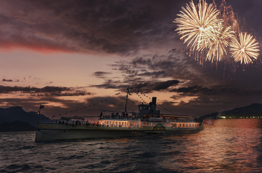 DS Blümlisalp auf Flottenparade mit Feuerwerk im Hintergrund