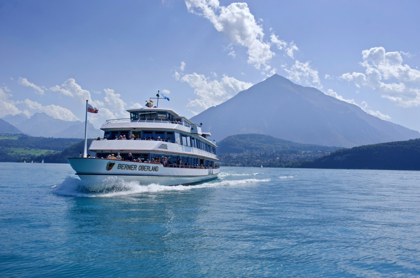 Motorschiff Berner Oberland auf dem Thunersee mit Niesen im Hintergrund