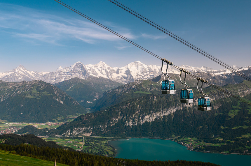 Niederhornbahn mit Blick auf Thunersee und verschneite Berge im Hintergrund