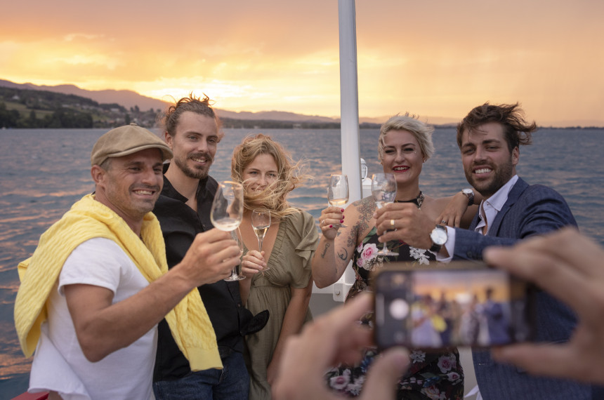 Gruppe von Freunden beim Anstossen auf dem Schiff