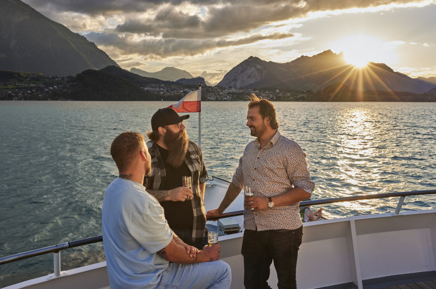 Freunde beim Apero draussen auf der Sonnenuntergangsfahrt