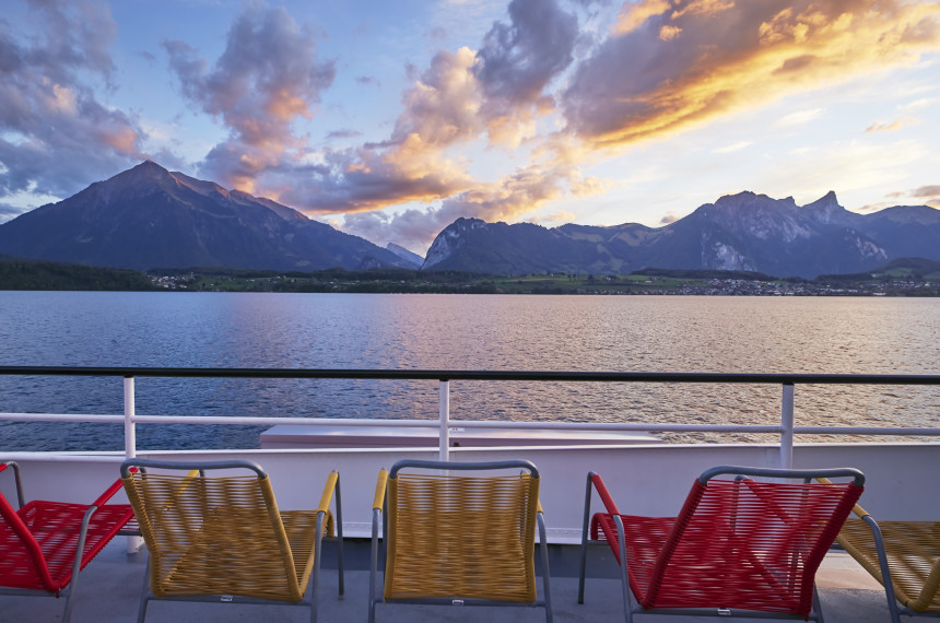 Sonnendeck auf MS Stadt Thun mit Stühlen und Blick auf Niesen