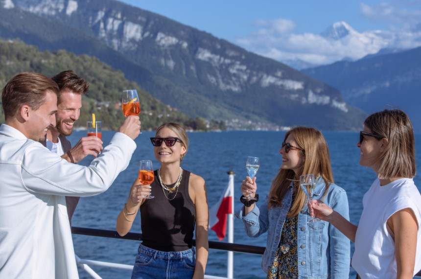 Gruppe beim Apéro auf dem Thunersee