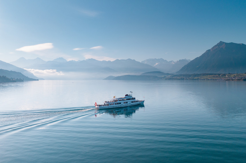 Schiff auf dem Thunersee mit Bergpanorama im Hintergrund