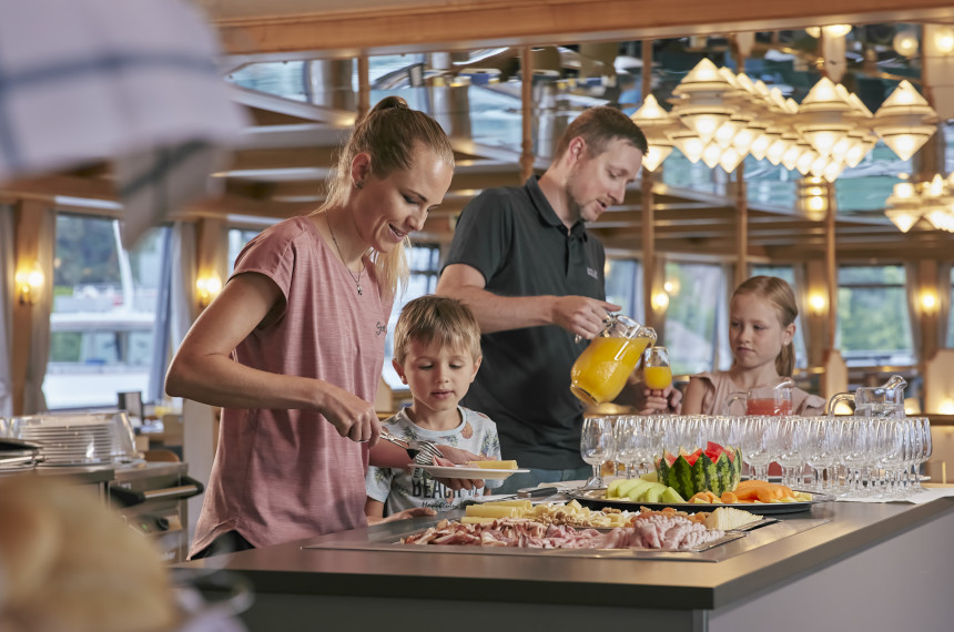 Familie am Brunchbuffet