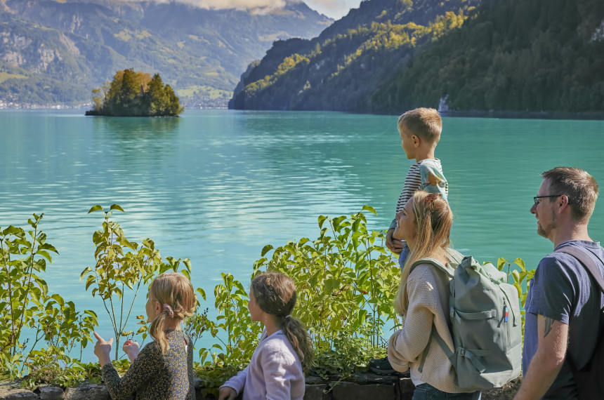 Familie am Uferweg Iseltwald-Giessbach mit türkisfarbenem Brienzersee im Hintergrund