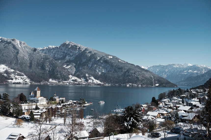 Blick auf Spiezer Bucht und Schiff im Winter