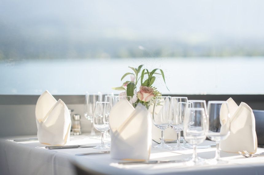 Gedeckter Tisch auf dem Schiff