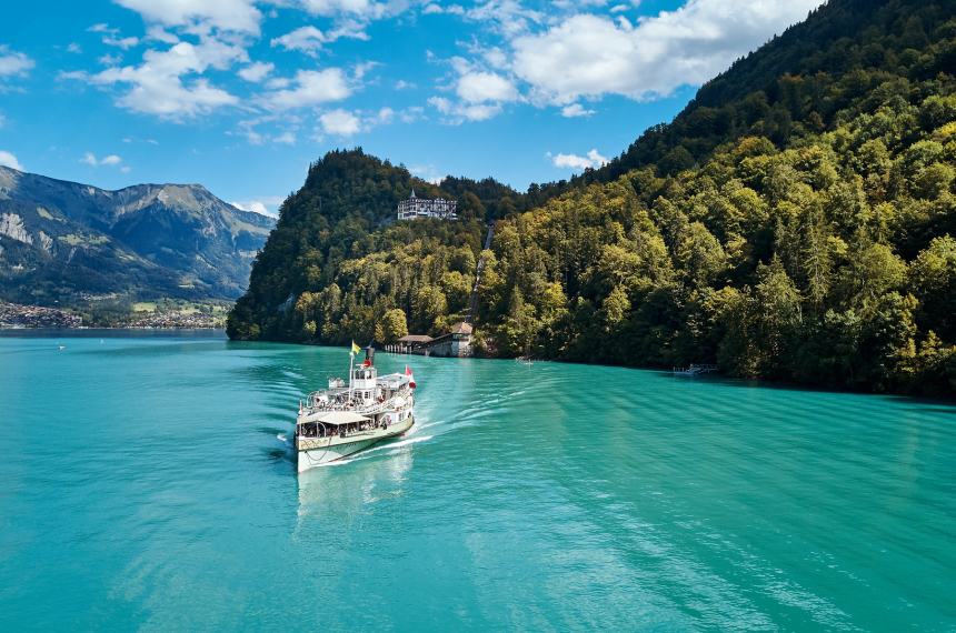 schiff auf dem See im Hintergrund Hotel Giessbach