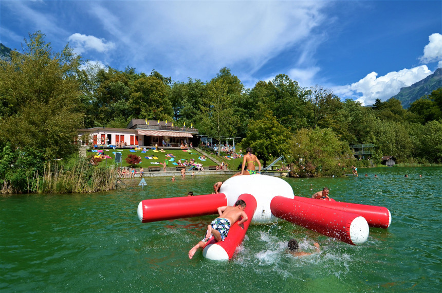 See mit Naturstrandbad im Hintergrund