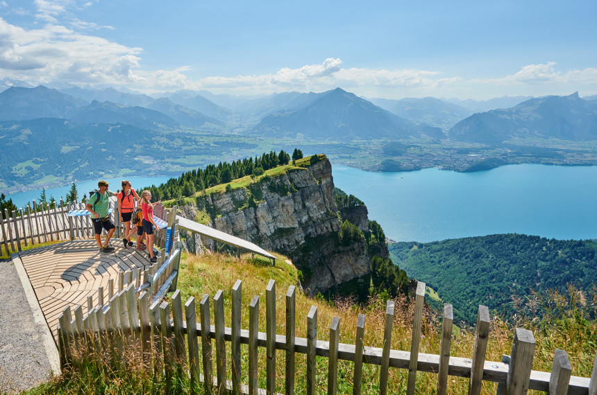 Plattform in den Bergen mit Aussicht auf Bergkette und See