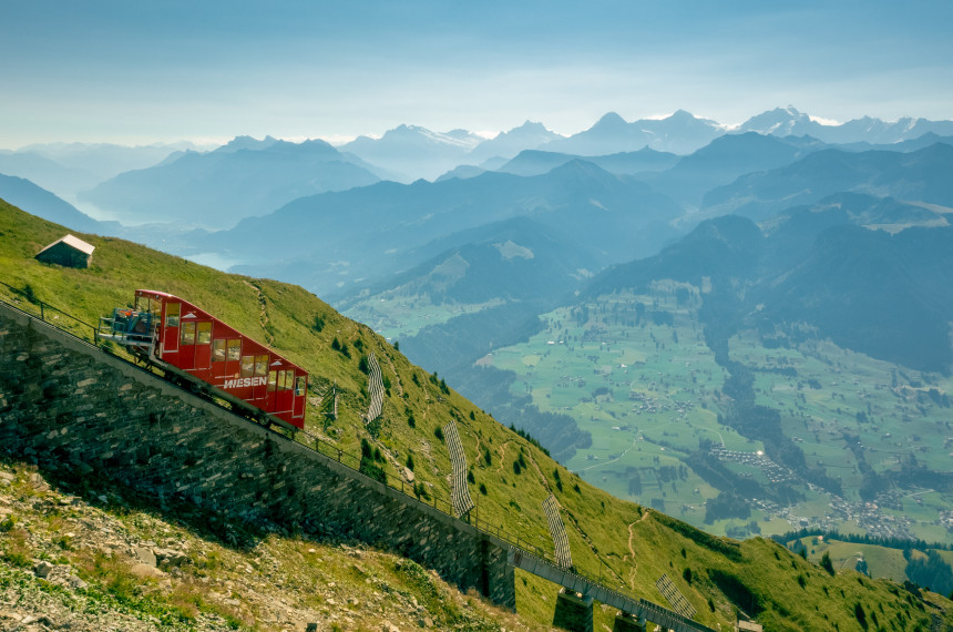 Bergbahn Niesen am hochfahren im Hintergrund Bergketten