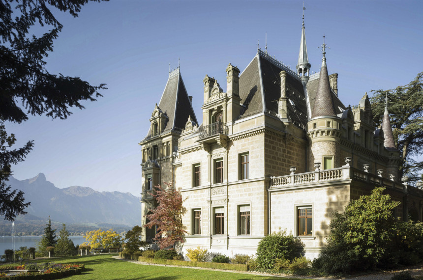 Schloss Hünegg mit Stockhorn im Hintergrund