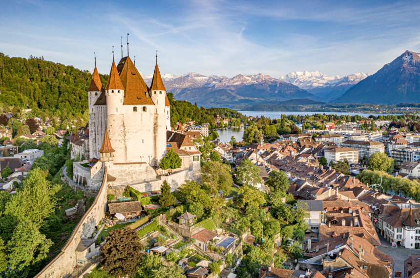 Ausblick auf Schloss Thun mit See und Berge im Hintergrund