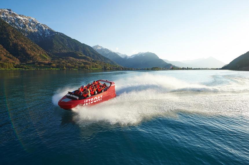 fahrendes rotes Schiff auf See