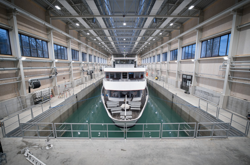 Schiff in einer Halle gefüllt mit Wasser