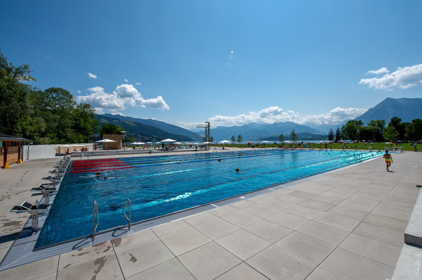 Schwimmbad im Freien und Berge als Hintergrund