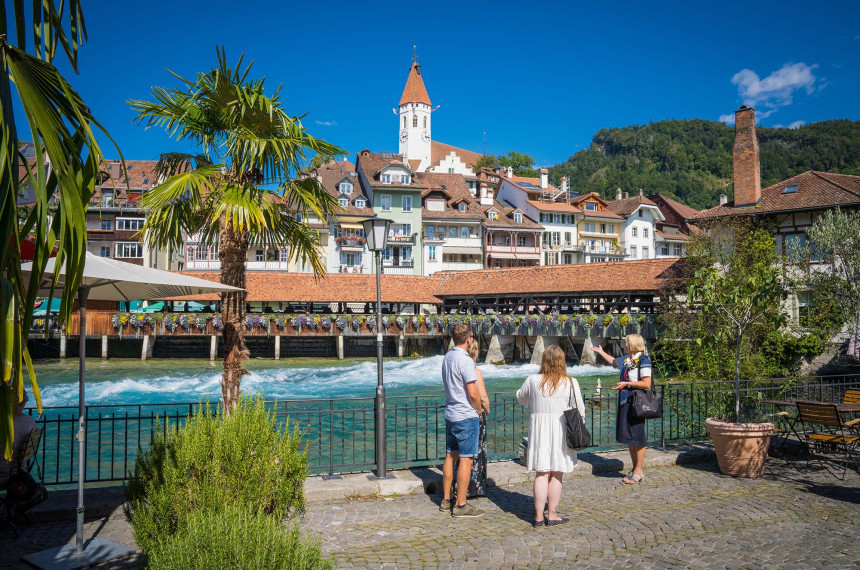 Menschen am Fluss im Hintergrund eine Holzbrücke