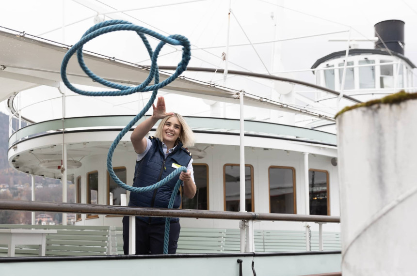 Nautikerin auf dem Schiff
