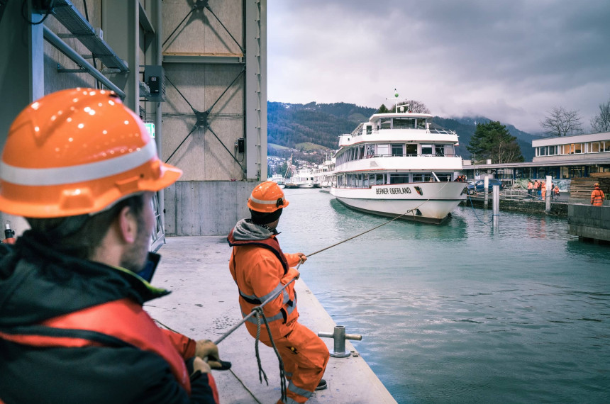 Nautiker ziehen Schiff in Werft
