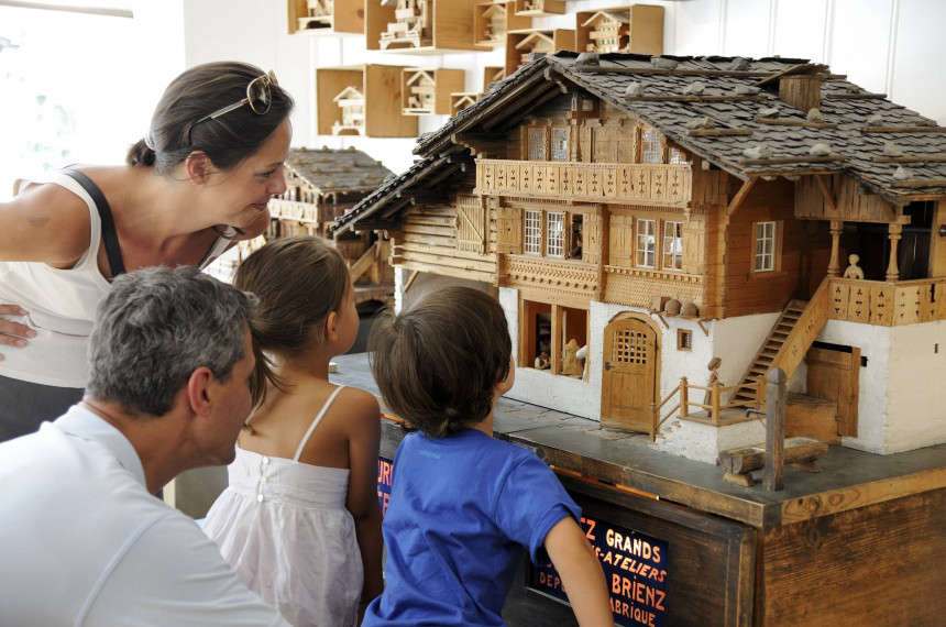 Kinder im Holzbildhauerei Museum