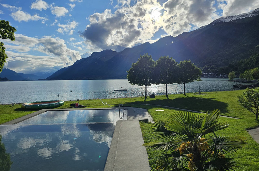 Aussicht vom Strandbad Brienz auf den See und die Berge