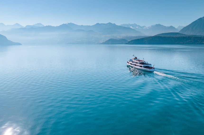 Schiff auf dem Thunersee mit Bergpanorama